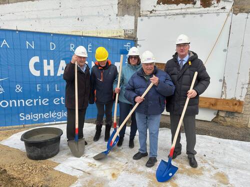 pose de la première pierre sur le chantier de la résidence des Franches-Montagnes, avec l'enfouissement d'une capsule renfermant d'anciens instruments médicaux